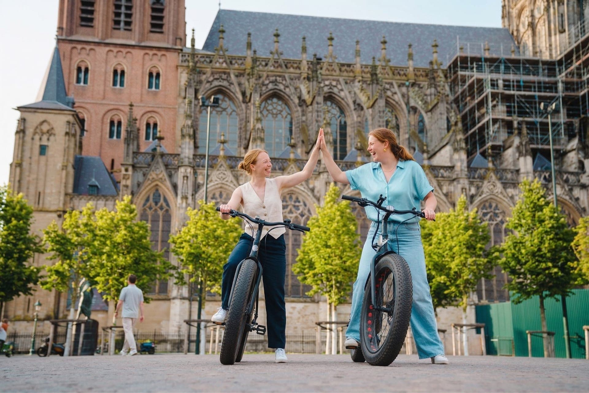 Vriendinnen geven high-five op E-Riders in Nijmegen