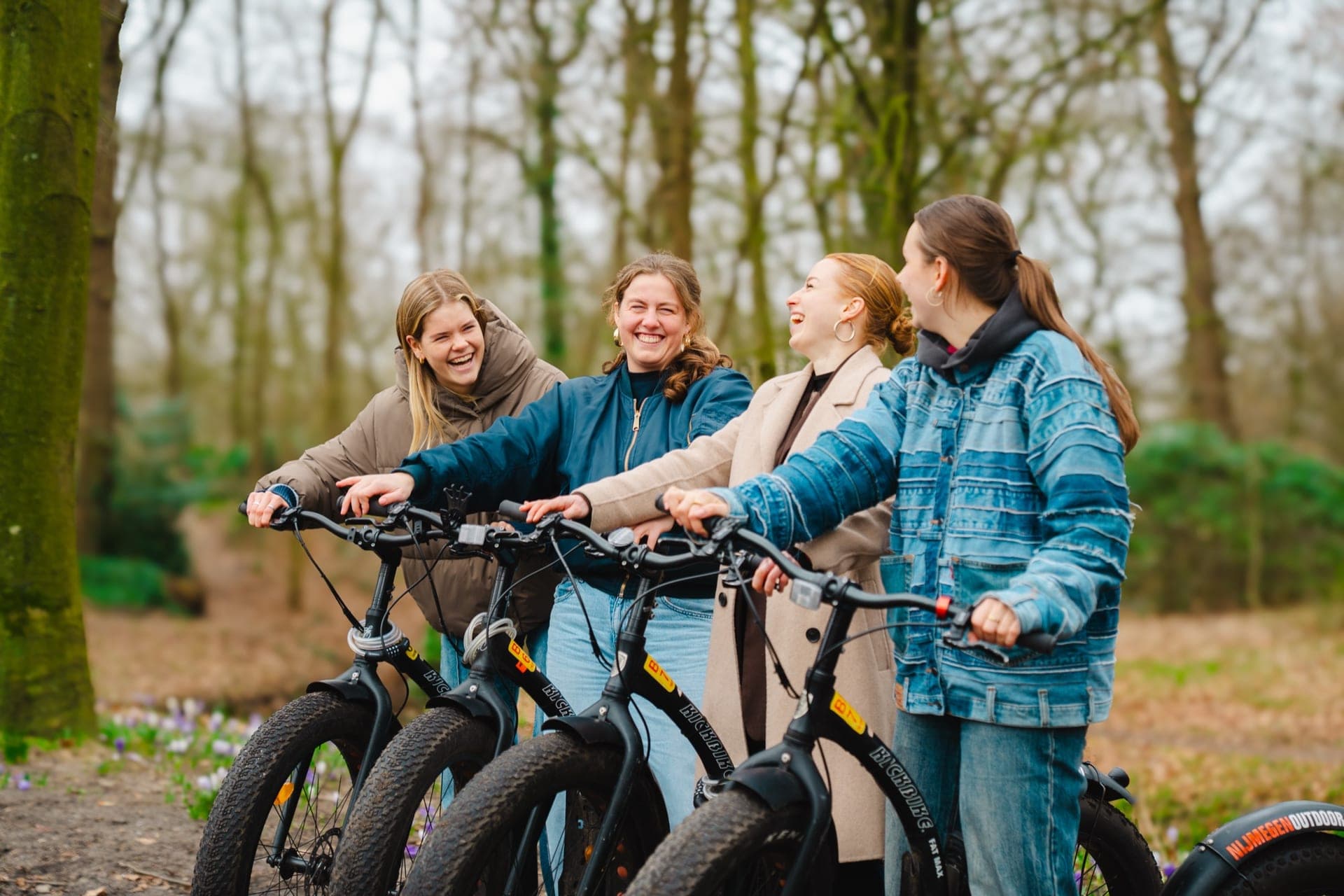 Groep vriendinnen lacht op E-Rider elektrische steps tijdens tour door Nijmegen
